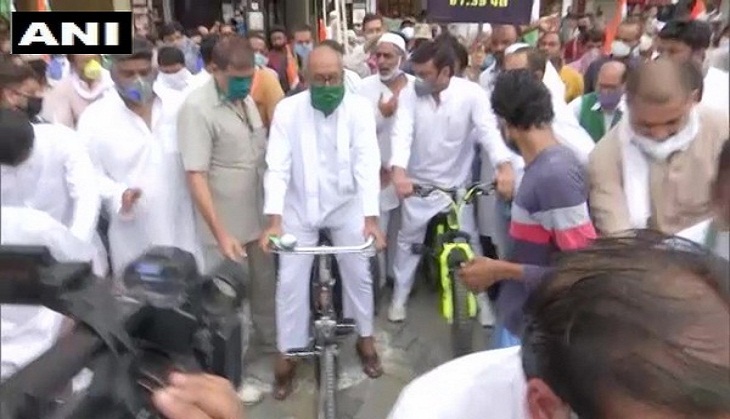 FIR against Digvijaya Singh, 150 Congress workers for protest against fuel price hike