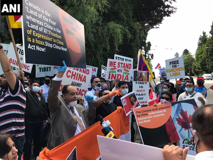 Protestors gather outside Chinese consulate in Vancouver, demand release of detained Canadians