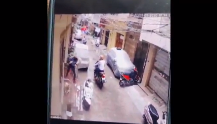 Delhi: Mother saves 4-yr-old girl daughter from kidnappers; incident caught on camera