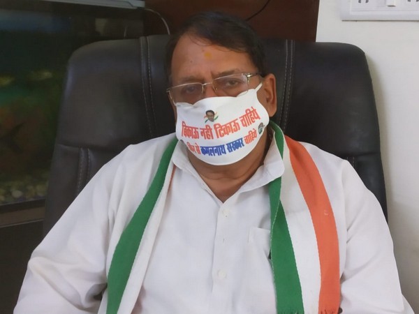 MP: Congress leaders adorn masks seeking 'return of Kamal Nath govt'  