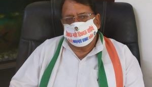 MP: Congress leaders adorn masks seeking 'return of Kamal Nath govt'  