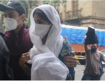 Caught on Cam: Rhea Chakraborty gets angry, swings her elbow at paparazzi