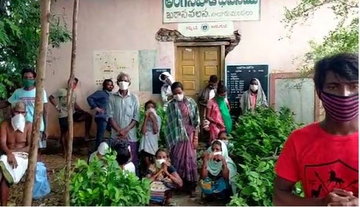 Coronavirus: More than 15 patients take shelter under tree shade in Vizianagaram