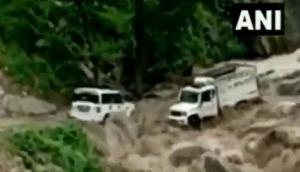 J-K: Vehicles stuck in overflowing stream at Kishtwar