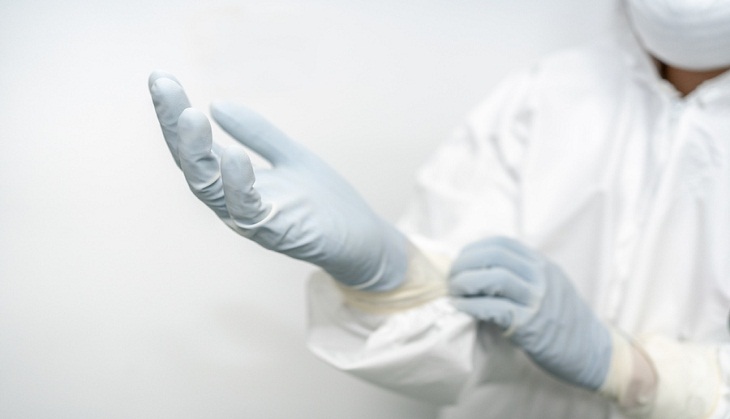 You will be shocked to see hands of doctor after he removes PPE kit; see pic