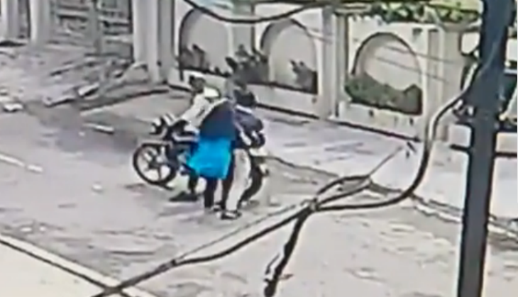 Video: 15-year-old Brave girl fights snatchers to save her mobile phone in Jalandhar