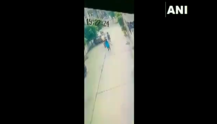 Caught on Cam: 15-year-old girl fights back with phone snatchers; netizens call her ‘real hunk’