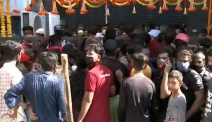 Video: Large crowd throngs Chennai store that offered discounts, store sealed