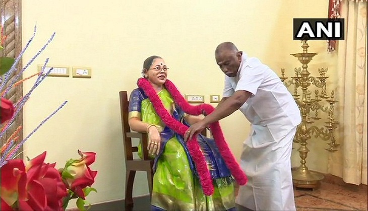 Man unveils six-foot statue of his wife 30 days after her demise