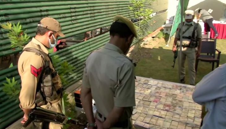 J-K: Srinagar police recover stolen mobile phones worth lakhs, 3 held