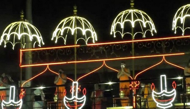 Priests offer 'Pancha Haarati' to Krishna river at Vijayawada's Durga ghat