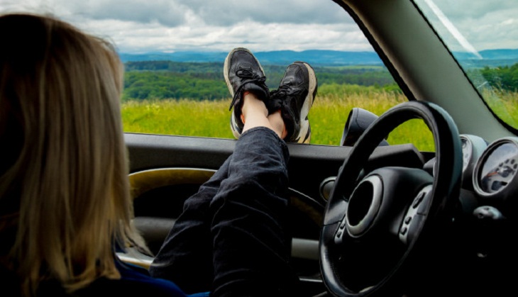 Oh No! Woman falls out of car while filming a video for Snapchat; netizens call her ‘stupid’
