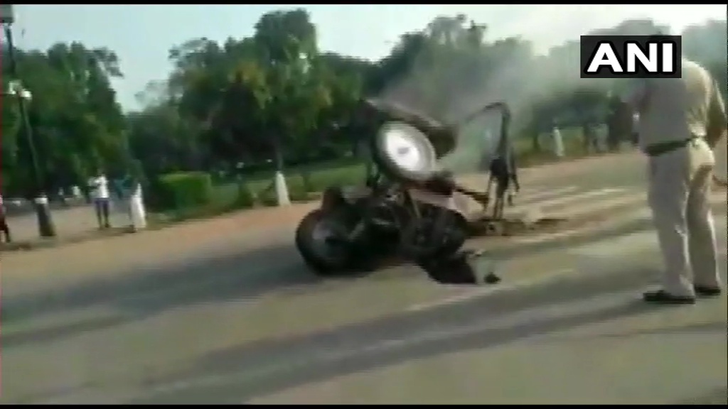 Delhi: Punjab Youth Congress workers set tractor on fire, protest at India Gate