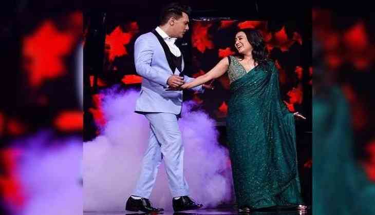 When Neha Kakkar Fell Down On Stage While Dancing With Aditya Narayan Oops Moment Caught On 