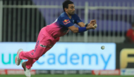 IPL 2020 RR vs KKR: राबिन उथप्पा ने तोड़ा आईसीसी का बड़ा नियम, मैच के दौरान गेंद पर लगाई लार, देखें वीडियो