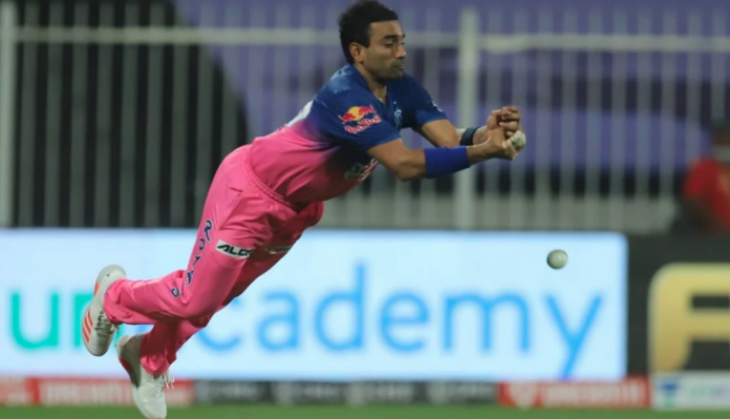 IPL 2020: Robin Uthappa Use Saliva on Ball against KKR