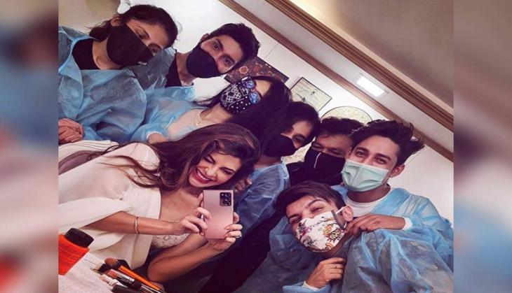Jacqueline Fernandez resumes work, posts happy mirror selfie from sets