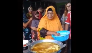 Woman fries food by dipping her fingers in hot oil; netizens say ‘she is different’