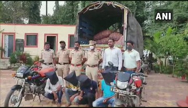 Maharashtra: 4 held for stealing 58 bags of onions from farmer in Pune 