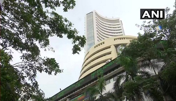 Equity parameters flat in sluggish trade, IT scrips gain