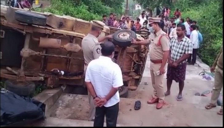 Andhra Pradesh: 6 killed as vehicle overturns in East Godavari 