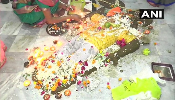 Govardhan Puja 2020: Women observe fast, offer prayers at Dwarkadhish temple in Kanpur