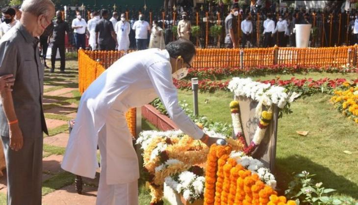 Uddhav pays homage to Bal Thackeray on his death anniversary