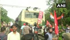 WB: Opposition holds demonstration against Centre's farm laws, blocks railway tracks