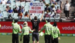 Ind vs Aus: Spectator invades ground, leaves Warner amused