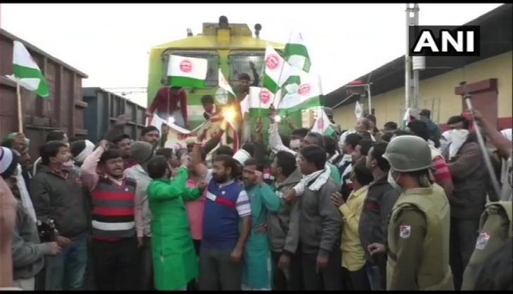 Bharat Bandh: 'Rail roko' protest in Maharashtra's Buldhana, several detained for stopping train