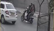 दिल्ली: ज्वेलर्स की दुकान में दिनदहाड़े चोरी के बाद बेटे और बेटी को स्कूटी में बिठाकर भागी महिला