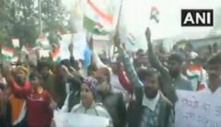 Delhi: Locals raise slogans to vacate Singhu border amid farmers' agitation