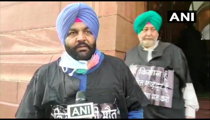 Punjab Congress MPs wear black gown to mark protest against farm laws