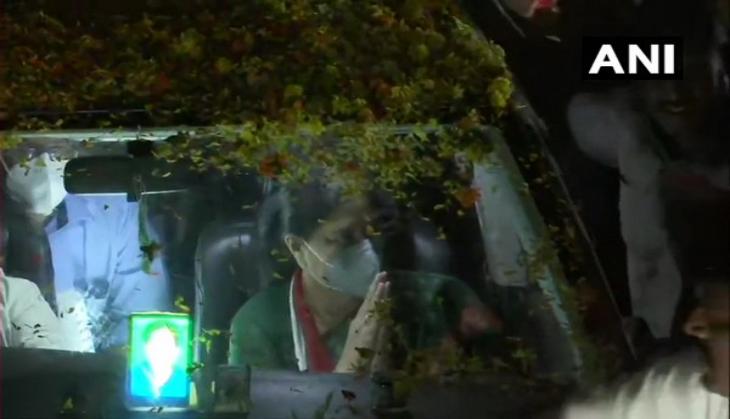 Sasikala reaches Chennai, pays homage to MG Ramachandran statue at Ramapuram