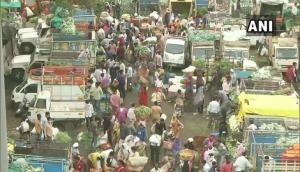 COVID-19 pandemic: Hundreds of people flout social distancing norms at Cotton Market in Nagpur
