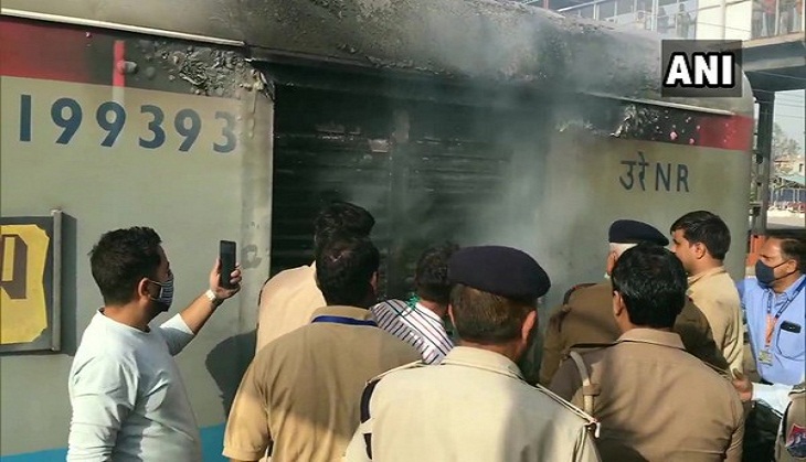 UP: Fire breaks out in Lucknow-bound Shatabdi Express at Ghaziabad station, no casualties reported