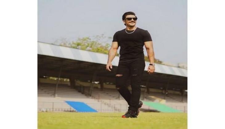 Ranveer Singh treats fans to pictures from cricket field