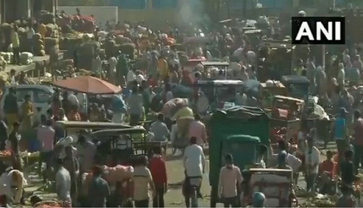 COVID-19 pandemic: People flout COVID-19 norms at Delhi's Ghazipur market