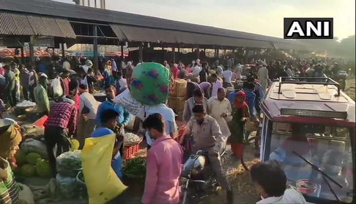  Despite surge in COVID-19 cases, huge crowd seen at Moradabad, Ghazipur vegetable markets