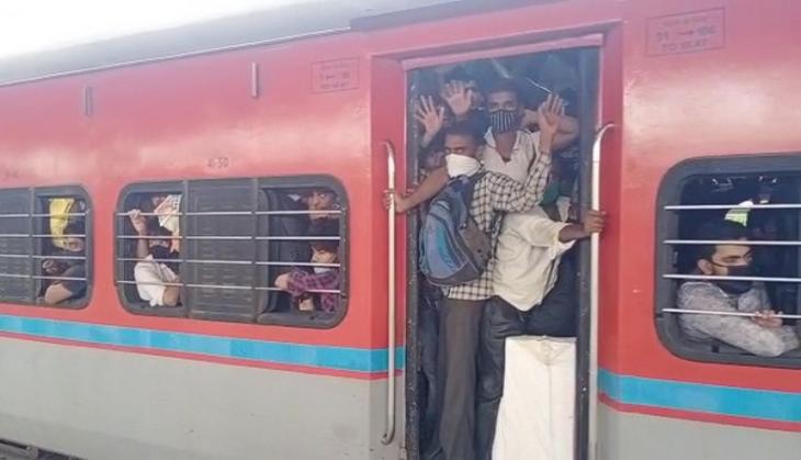 Migrant workers leave Mumbai in packed trains fearing lockdown