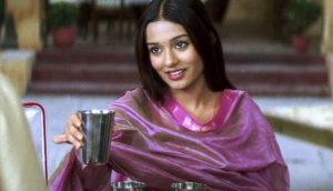 Amrita Rao recreates her epic scene from ‘Vivah’; netizens call her ‘naughty’