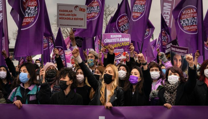 Turkey: Women protest against withdrawal from gender protection treaty