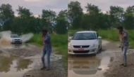 कीचड़ भरे रास्ते पर तेज रफ्तार से आ रही थी कार, वीडियो में देखें खुद को बचाने के लिए युवक ने किया क्या