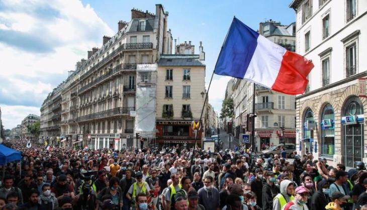 Coronavirus: 3 policemen injured at protests against mandatory COVID passes in Paris