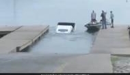 Video: रिपोर्टिंग के दौरान पीछे खड़ी कार डूबने लगी झील में, देखकर रिपोर्टर ने किया हैरान कर देने वाला काम
