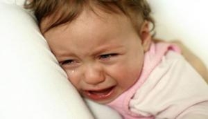 OMG: बच्चे के रोने से परेशान महिला ने उठाया खौफनाक कदम, होठों पर फेविक्विक लगाकर चिपका दिया था मुंह