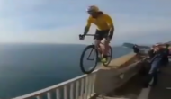 इस युवक के कारनामे देख दंग रह जाते हैं लोग, वीडियो में देखें कैसे चलाता है समुद्र किनारे साइकिल