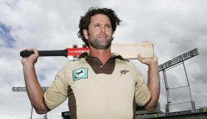 Chris Cairns off life support after surgery, 'able to communicate with family'