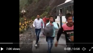 खौफनाक Video: 14 यात्रियों को लेकर जा रही थी बस, तभी होने लगी लैंड स्लाइड, जान बचाकर भागने लगे लोग