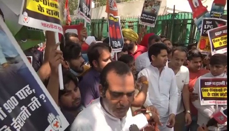Delhi: Youth Congress protests over LPG and fuel price hike 